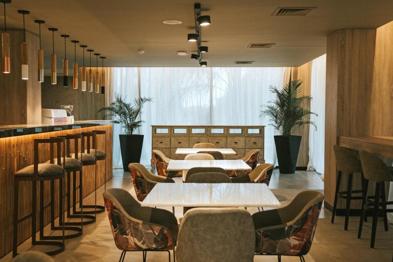 Howard Johnson Plaza La Ribera 레지스텐시아 외부 사진